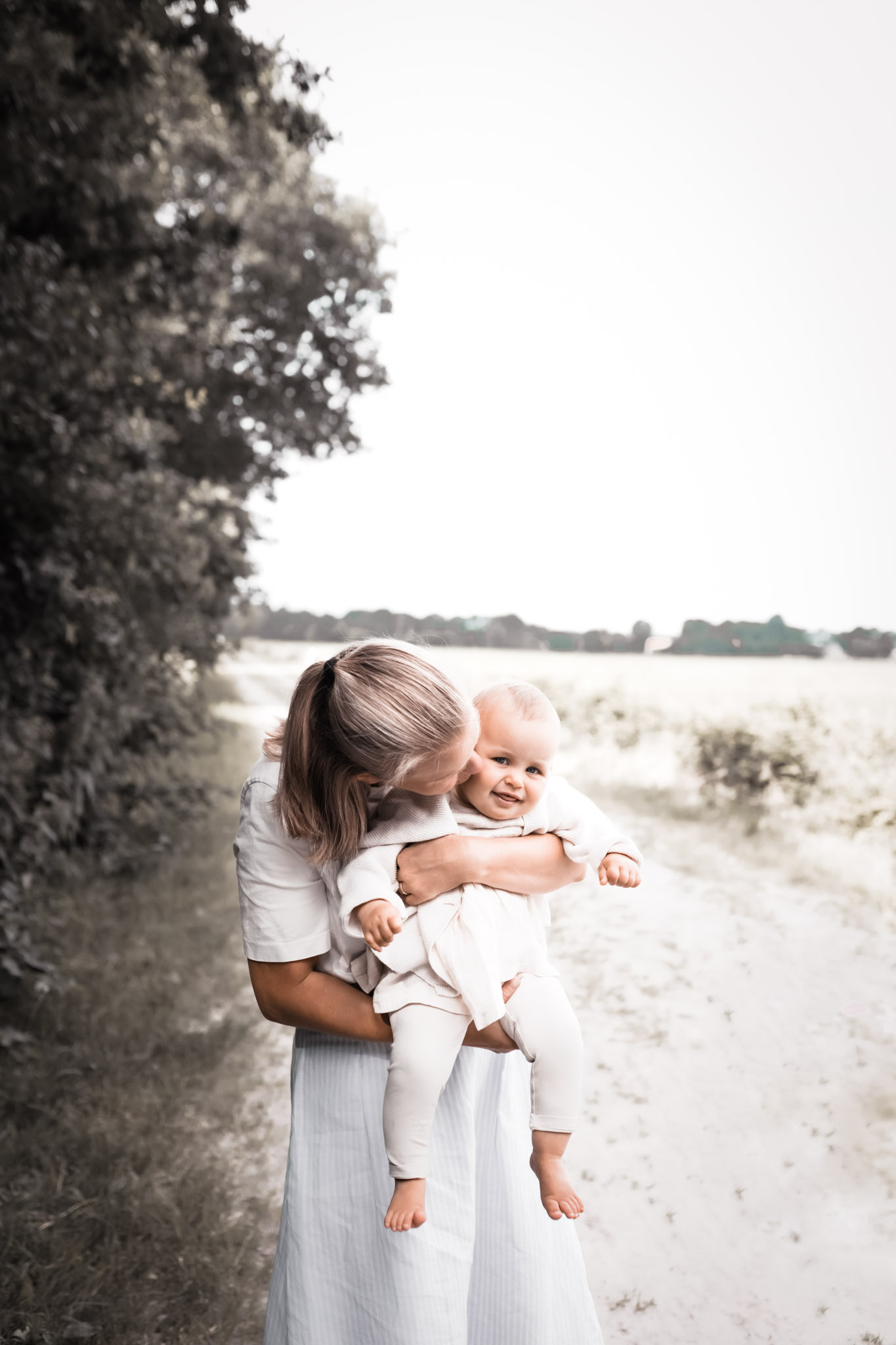mama-und-mini-nadine-droste-oldenburg-familie-baby-bilder-outdoor-1